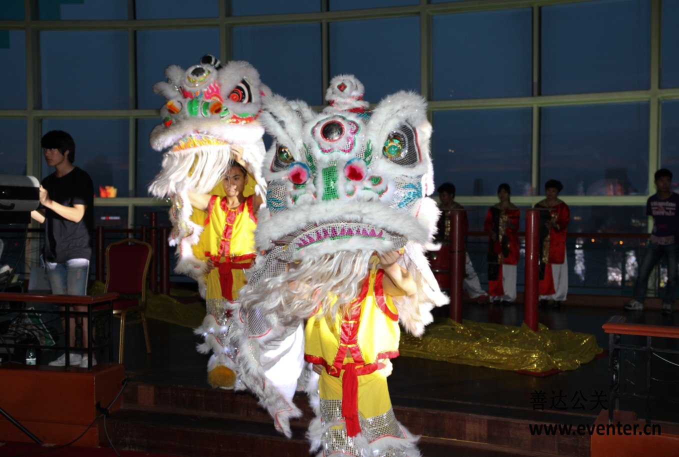 開場(chǎng)節(jié)目:夜光獅