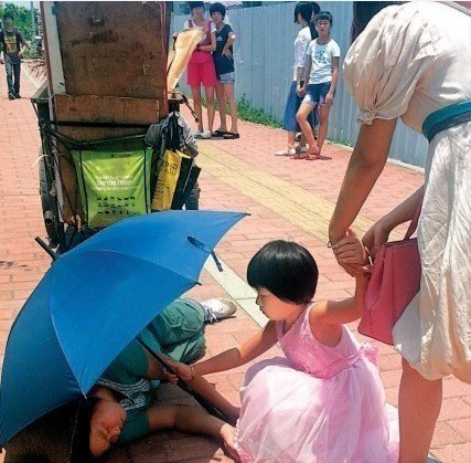 &ldquo;清潔工中暑女童撐傘&rdquo;系炒作 清潔工人被利用