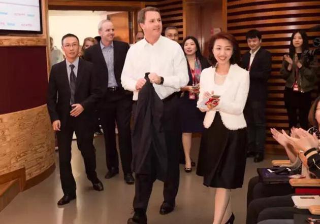  李曦帶領團隊，邀請并全程安排沃爾瑪CEO董明倫訪問京東總部