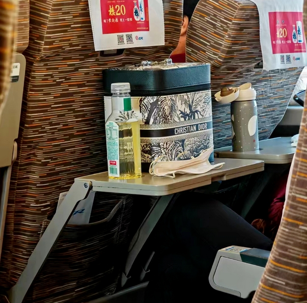 奶茶界的“瘋批”霸王茶姬：為何讓迪奧黯然失色？